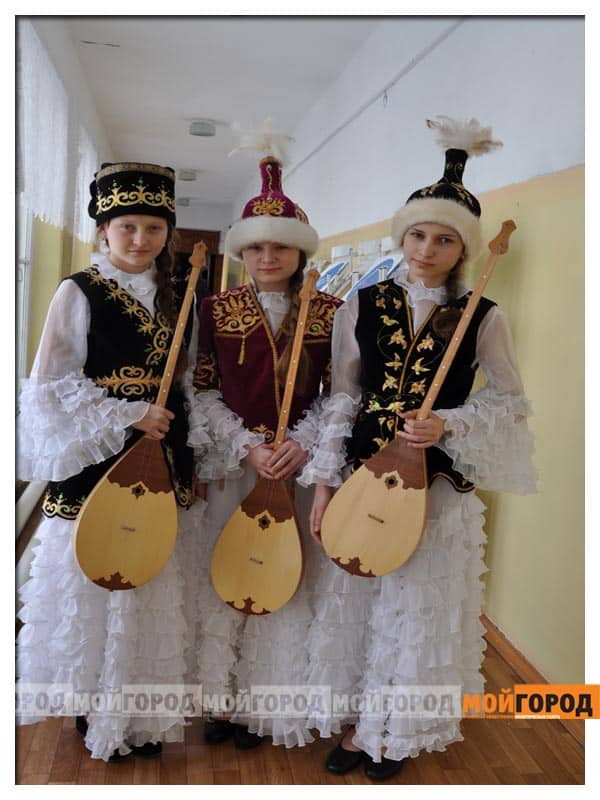 В ЗКО русские девочки-домбристки создали трио
