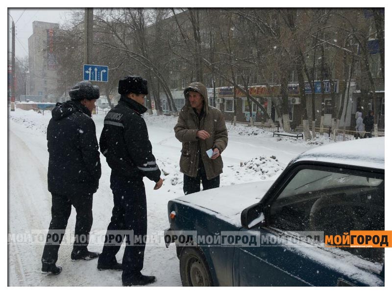 В Уральске 50-летняя женщина попала под машину