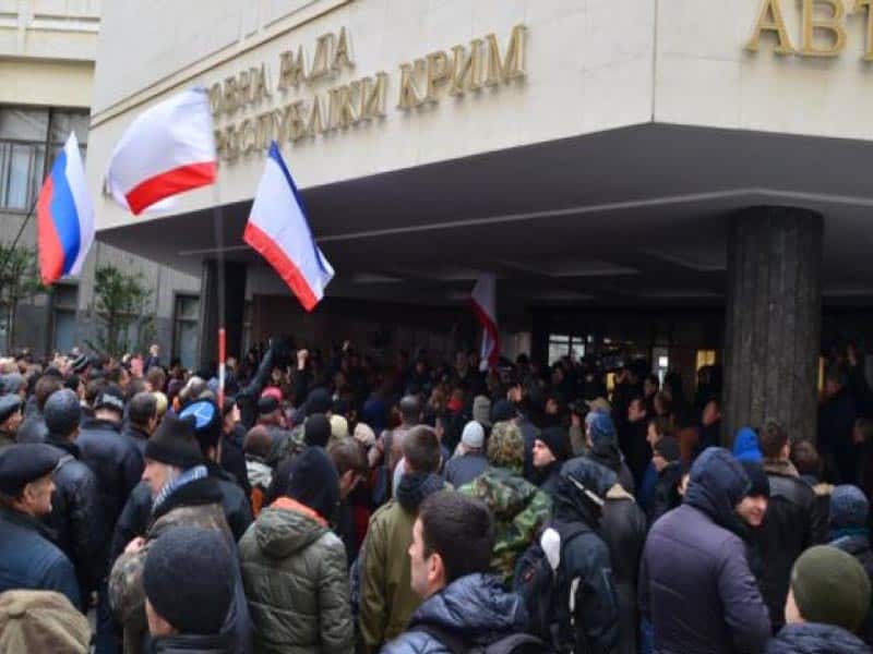 Неизвестные захватили здания парламента и правительства Крыма