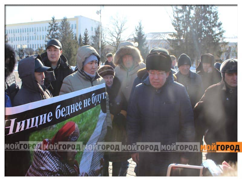 На главной площади Уральска прошел митинг против девальвации (ВИДЕО)