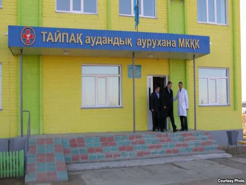Жители села Тайпак вышли к акимату, чтобы отстоять больницу