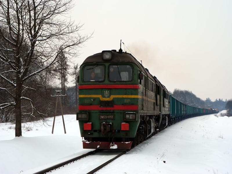 От железнодорожного вокзала Хромтау люди не могут попасть в город