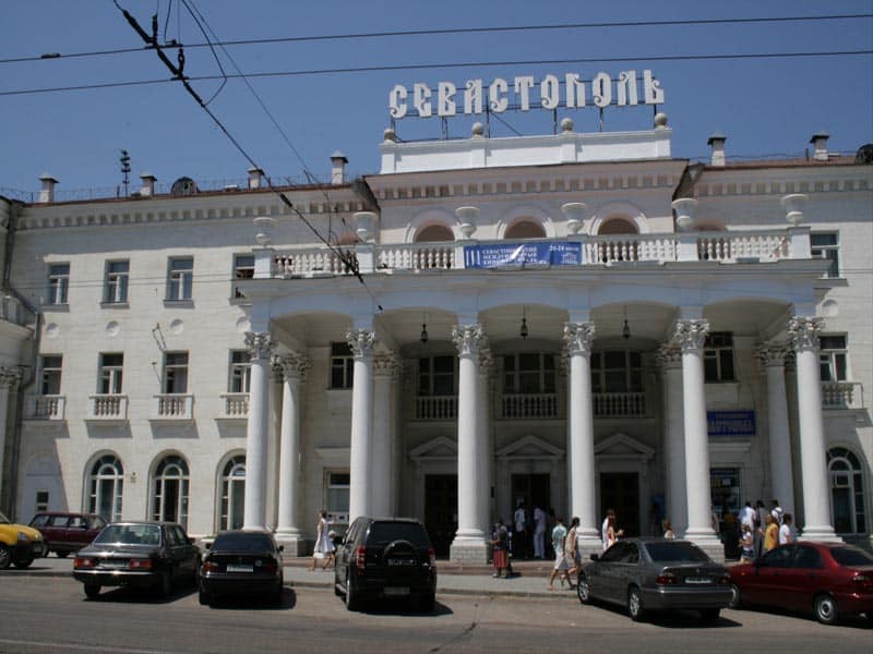 Российские военнослужащие взяли под контроль аэропорт Севастополя