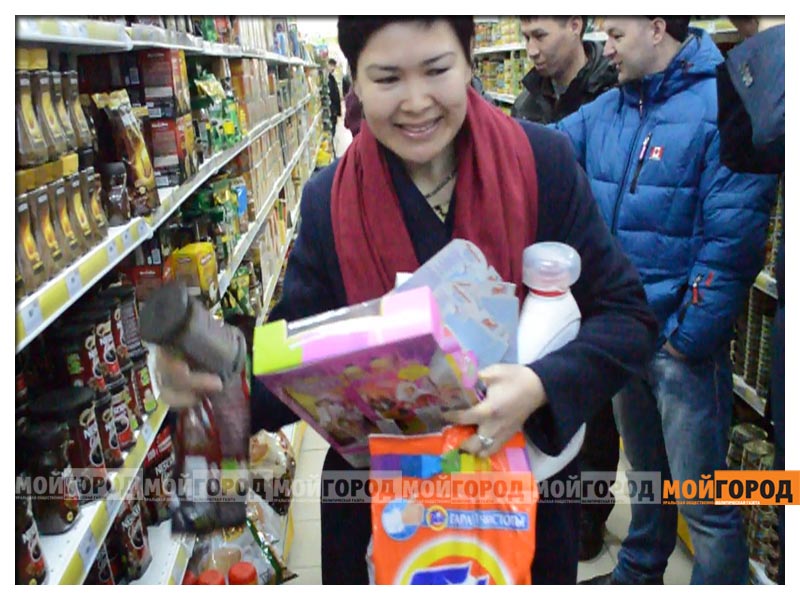 В «Атабе» покупатель за 1 минуту вынес продукты на 40 тысяч тенге (ВИДЕО)