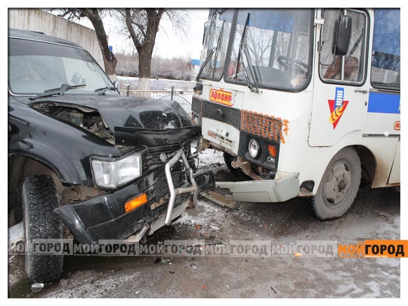 В Уральске на 2-ой базе джип врезался в автобус