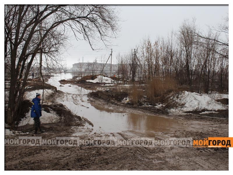 В Уральске жители Зачаганска не могут проехать к поликлинике (ВИДЕО)