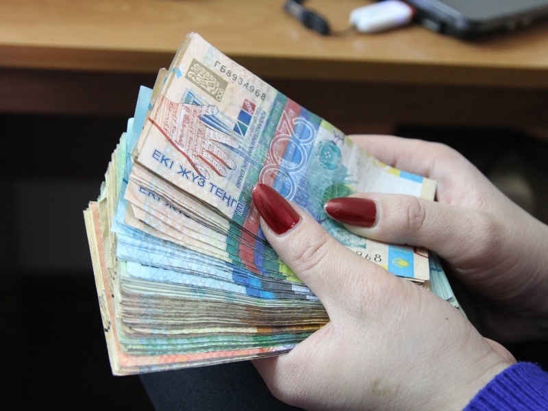 Зарплату повысят полутора миллионам гражданских служащих в Казахстане