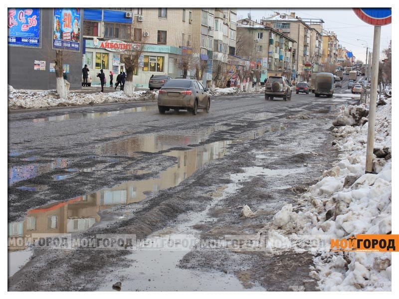 В Актобе рассыпаются отремонтированные полгода назад дороги