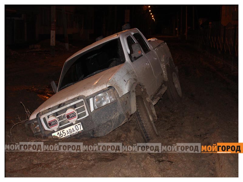 В Уральске на проезжей части внедорожник провалился под землю
