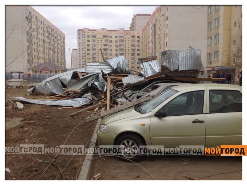 В Атырауской области ураганный ветер сорвал крыши с детского сада и больницы