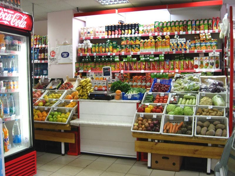 В Актобе владелица магазина простила воровавших продукты школьников