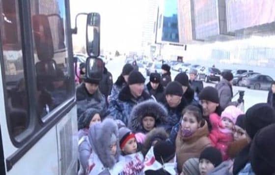 Родителей и их детей задержали на митинге в Астане (ВИДЕО)
