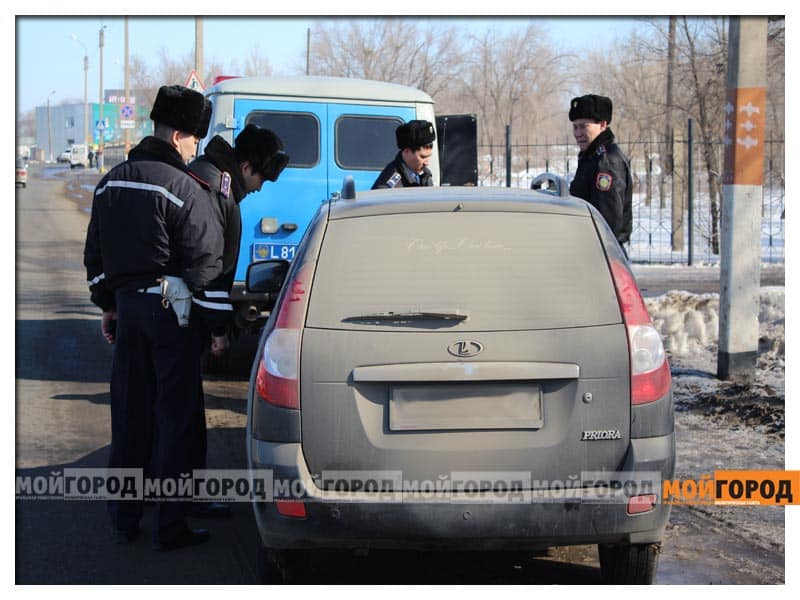 В Уральске таксист с ножом в животе успел доехать до полицейского (ВИДЕО)