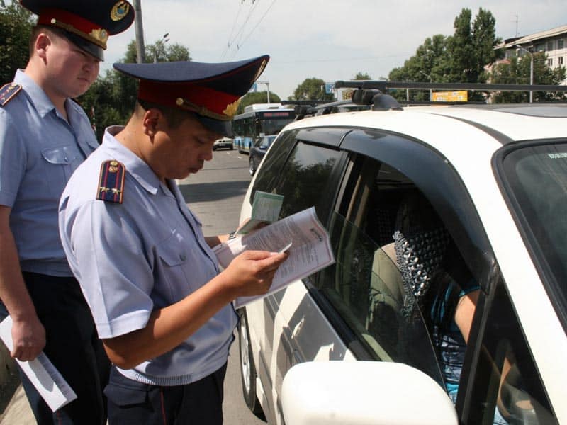 Полицейским разрешили штрафовать водителей в нерабочее время и без спецформы