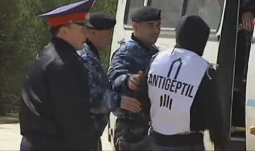 Активисты «Антигептила» устроили шоу перед окнами Ак Орды