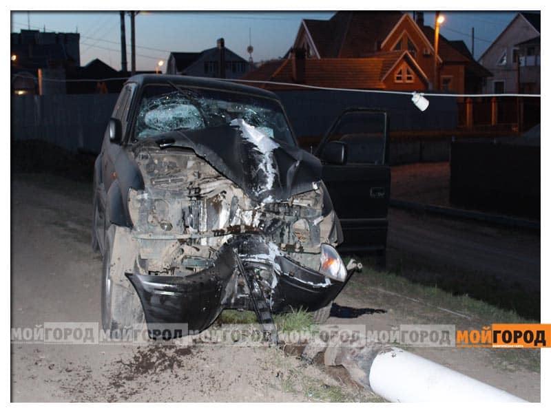 В Уральске Toyota Land Cruiser снесла световую опору