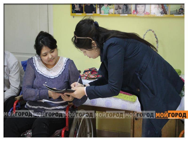 В Уральске инвалидам-колясочникам подарили  швейные машины