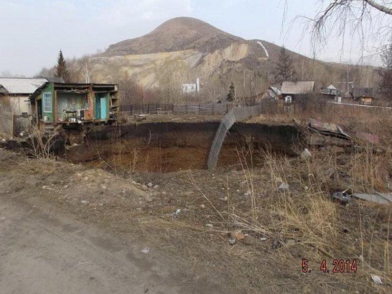 Названа причина провала частного дома в воронку в Риддере