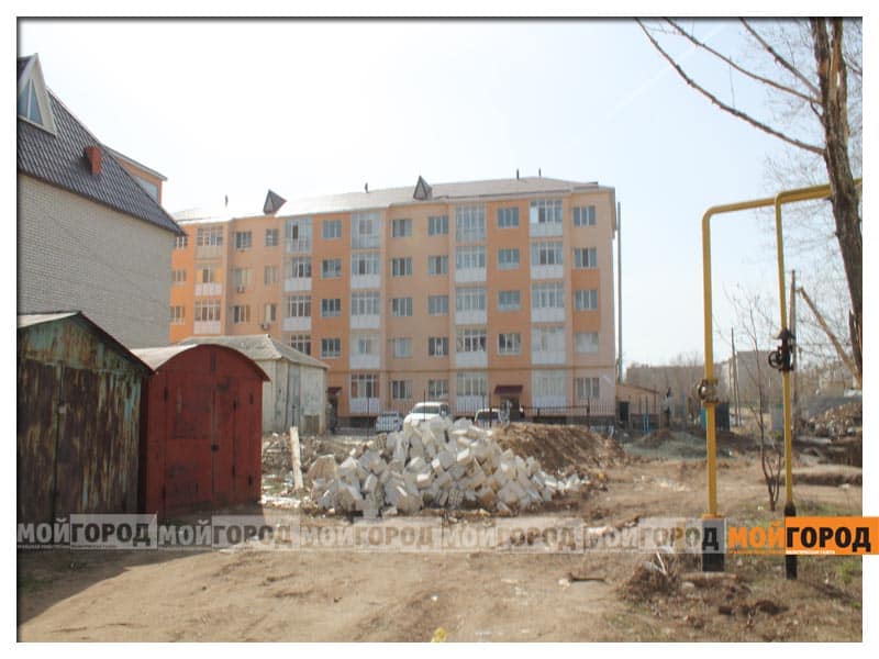 В Уральске жители шестиэтажки остались без подъездной дороги