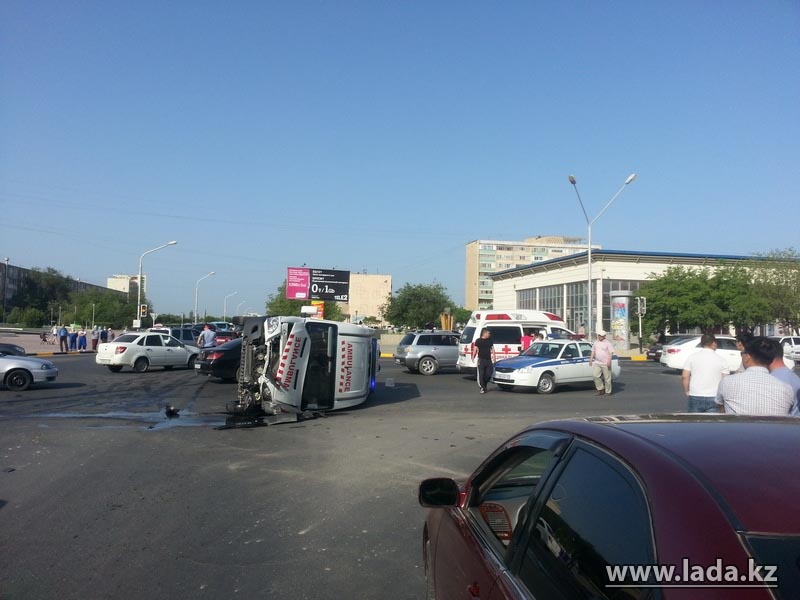 В Актау перевернулась машина скорой помощи