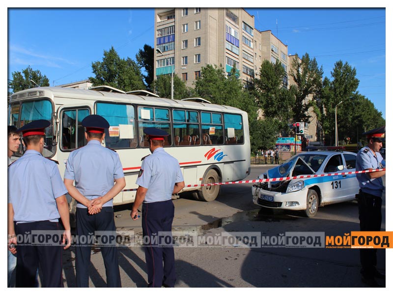 В Уральске полицейская машина врезалась в общественный транспорт