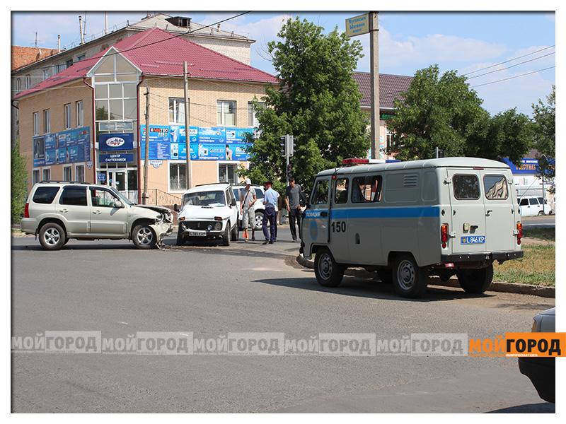 В Уральске на перекрестке джип столкнулся с «Нивой»