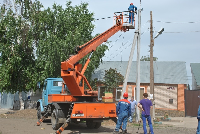 В ЗКО на электромонтажника упала опора линий электропередач
