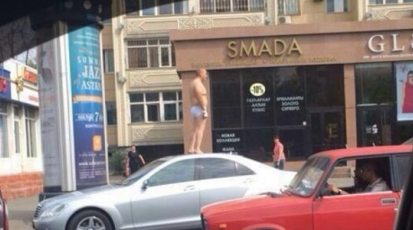 Мужчина в трусах пинал автомобили в центре Астаны