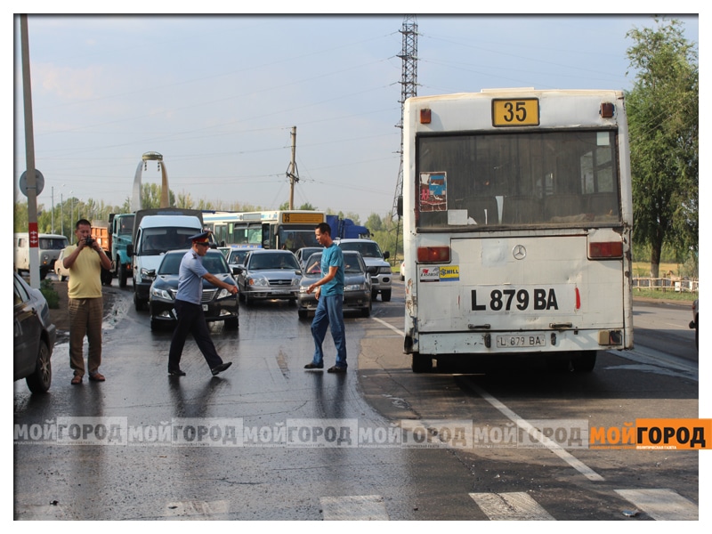 В Уральске пассажирский автобус спровоцировал ДТП (фото)