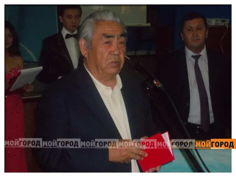 Красный диплом и степень бакалавра получил 78-летний выпускник вуза в Атырау