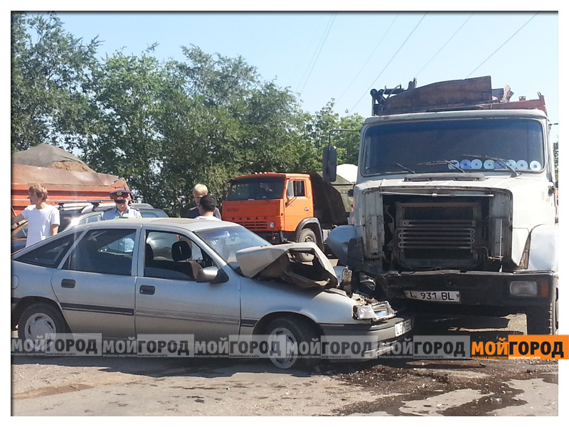 В Уральске мусоровоз наехал на иномарку