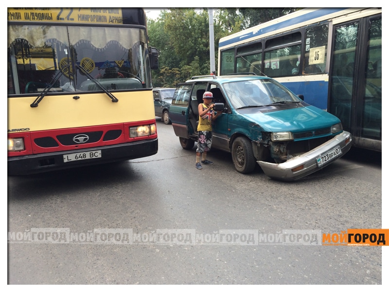 В Уральске пассажирский автобус попал в ДТП