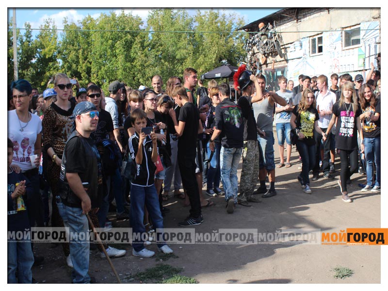 Уральские байкеры провели концерт в гаражах