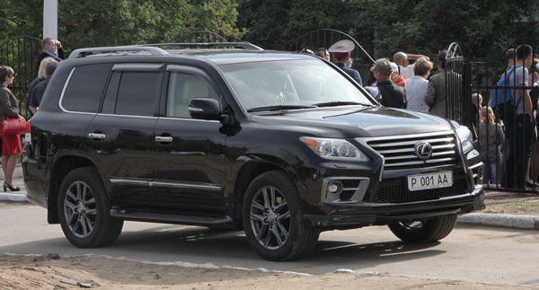 Аким Костанайской области ездит на двух авто с одинаковым номером - СМИ