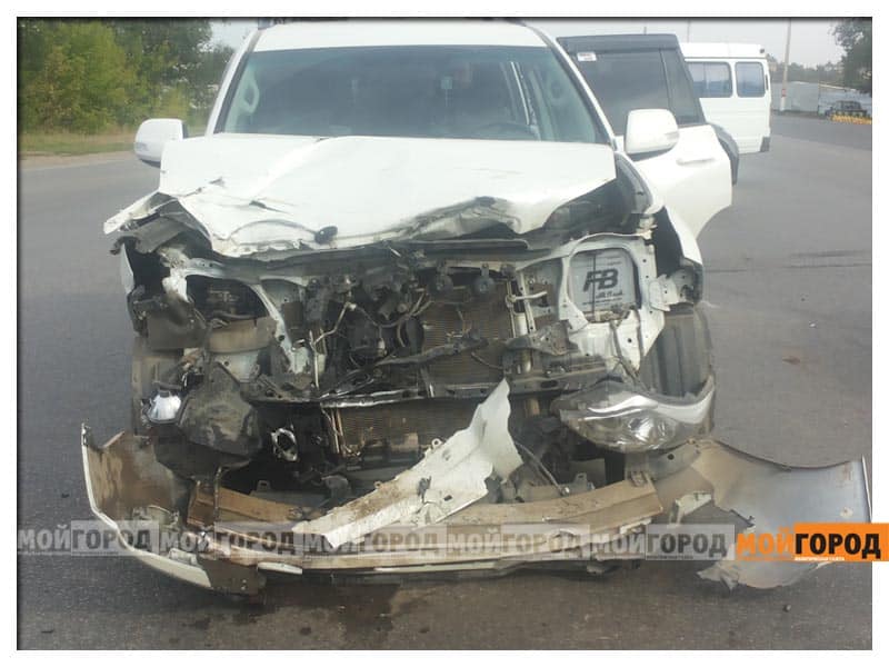 В Уральске «Toyota Land Cruiser» врезался в «ЗИЛ»