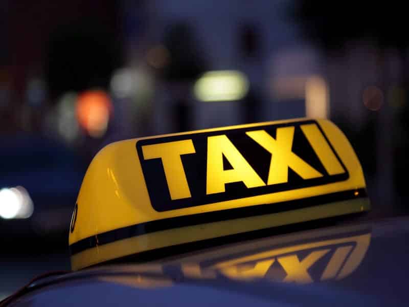 В Уральске женщина зарабатывает на жизнь, работая в такси