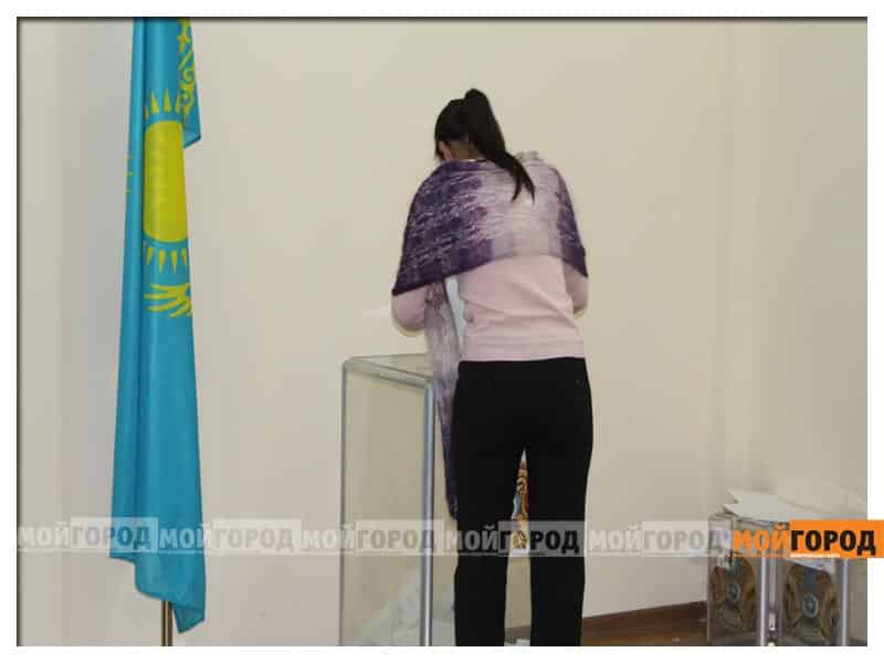 Довыборы в Уральске: пачка бюллетеней в одной руке