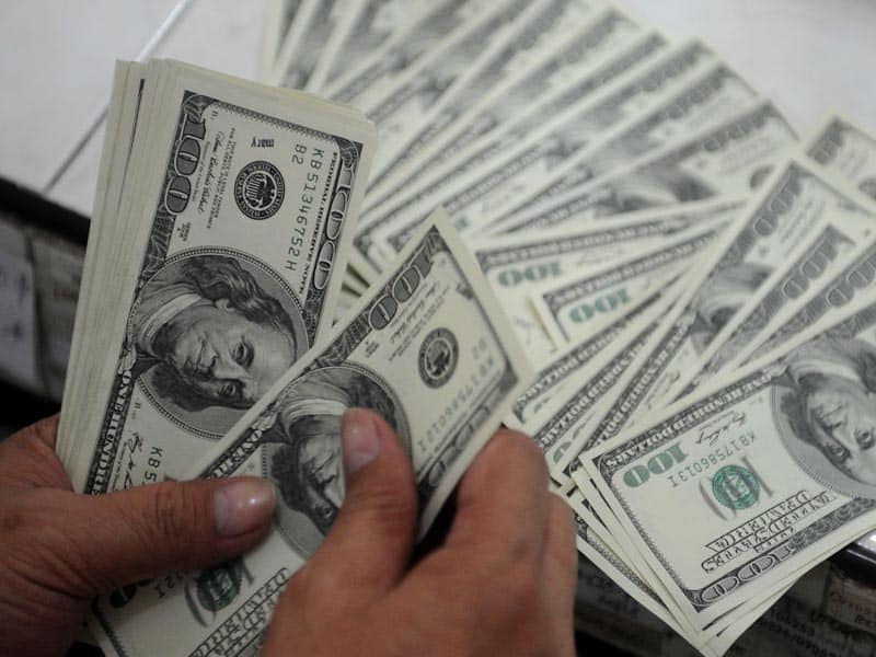 Продажи доллара в ЗКО упали в несколько раз