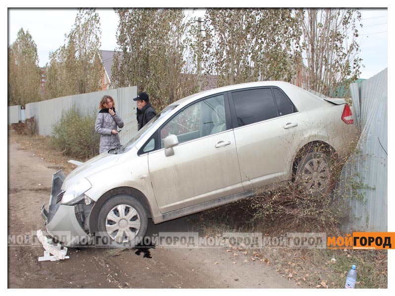 В Уральске машина врезалась в забор дома бывшего замакима города