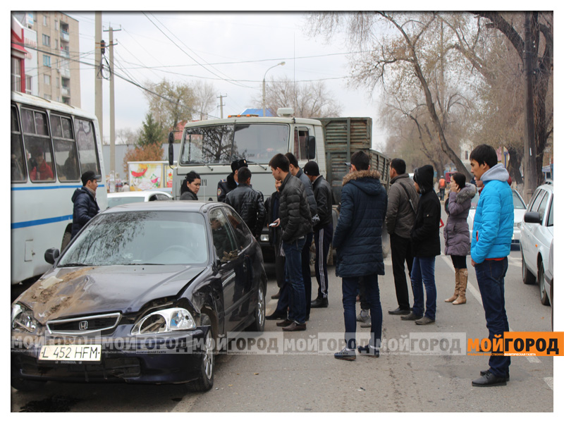 В Уральске произошла авария с участием двух пассажирских автобусов
