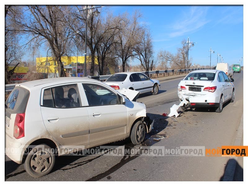 Из-за небольшой аварии на мосту Уральска образовалась большая пробка