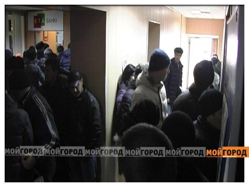 В адмполиции Актобе сотни людей пытаются оформить машины, пригнанные из России