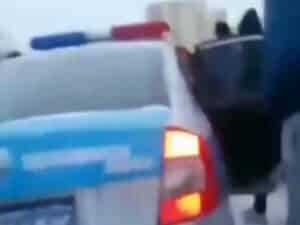В Атырау полицейских обвинили в наезде на пешеходов (видео)