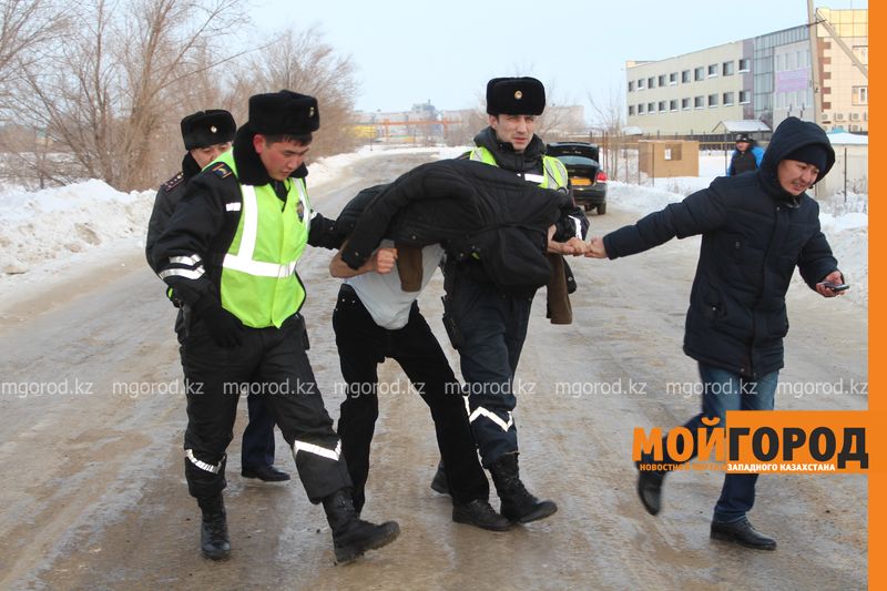 В Уральске в знак протеста мужчина разделся на морозе