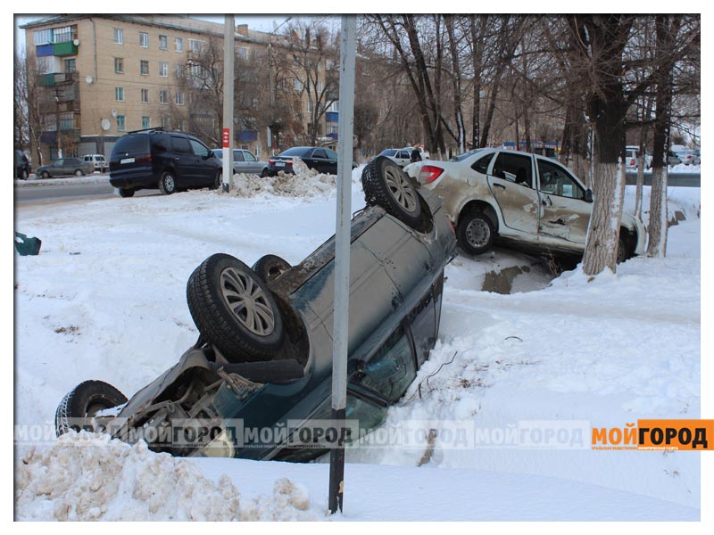 В Уральске в ДТП машина перевернулась и оказалась в арыке