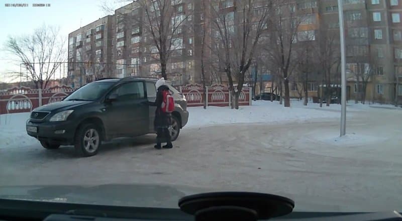 Юную школьницу засняли за рулем Lexus в Караганде