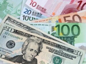 Курс евро к доллару упал до многолетнего минимума
