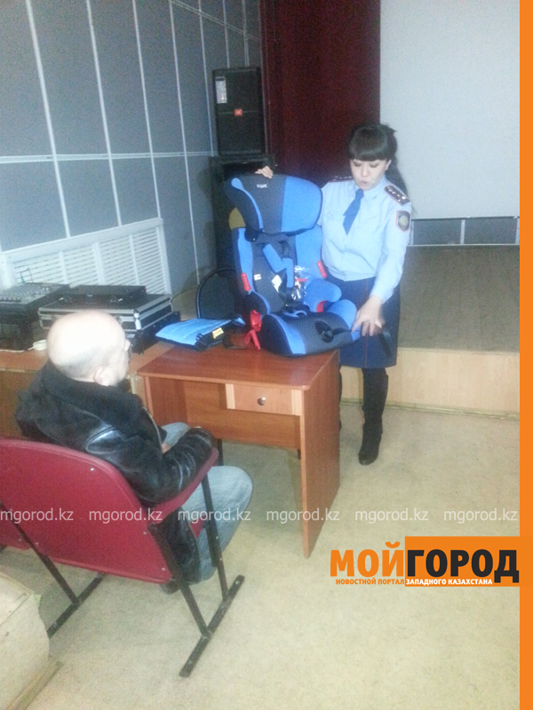 Уральским таксистам показали, для чего нужны автокресла