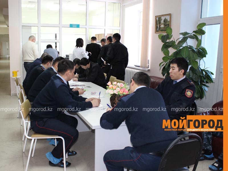В Уральске полицейские сдали 28 литров крови