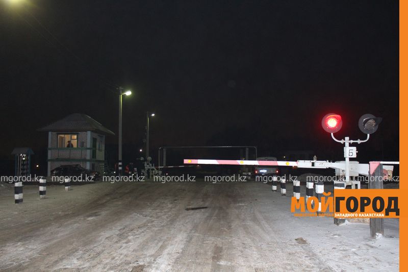В Уральске легковая машина попала под поезд